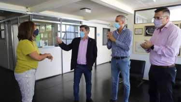 La gobernadora junto a autoridades del INTA. Foto Gentileza.