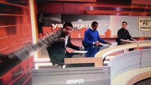 En vivo, un periodista de ESPN sufrió un accidente con una pantalla
