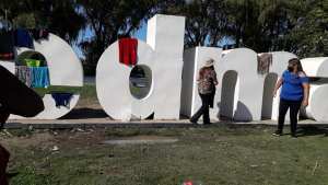 En Viedma lavaron la ropa en el río Negro,  cansados de los problemas con el agua