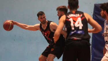 Catelotti fue el máximo anotador para Petrolero contra Centenario. Fotos: Oscar Livera 