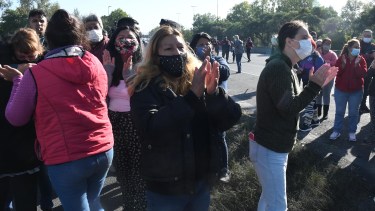 Vecinos y familiares de la pequeña Maia festejaron al conocer la noticia. Habían cortado la autopista para llamar la atención sobre la desesperada búsqueda. 

