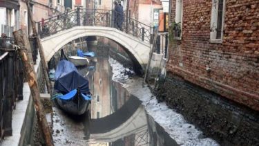 El agua bajó a niveles críticos en partes lo único que se ve es el barro del fondo. 