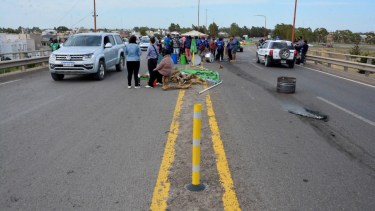 Una de las concentraciones se realiza en el puente Basilio Villarino de Viedma. Fotos: Marcelo Ochoa.