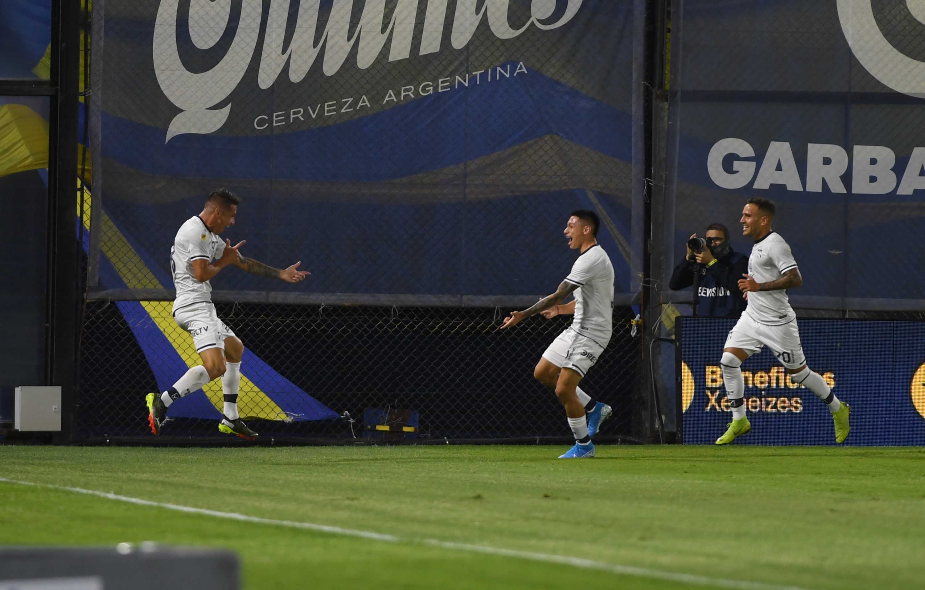 Auzqui festeja el gol de Talleres en La Bombonera. Flojo primer tiempo de Boca.