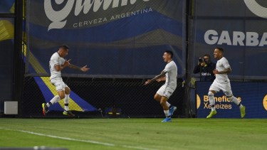 Auzqui festeja el gol de Talleres en La Bombonera. Flojo primer tiempo de Boca.