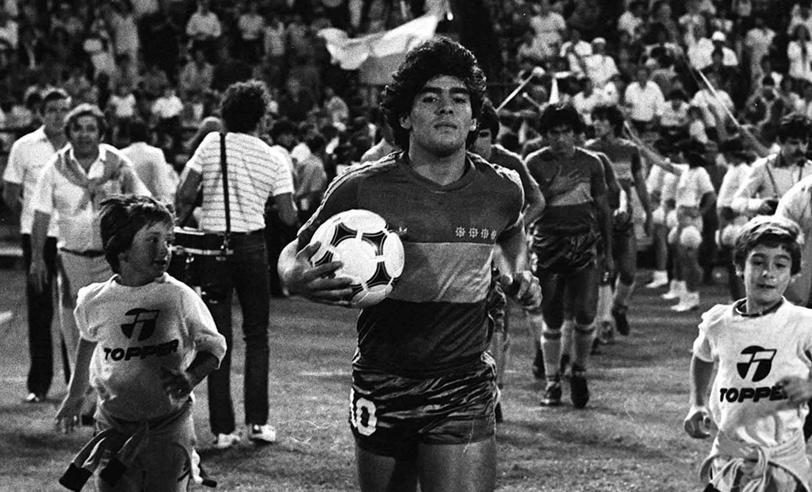 El 22 de febrero de 1981, hace cuatro décadas, Diego Armando Maradona, el mejor futbolista de todos los tiempos, comenzó su idilio con Boca cuando se puso por primera vez en forma oficial la camiseta que amó hasta el último de sus días en ocasión de un triunfo ante Talleres de Córdoba por 4-1 por el torneo Metropolitano, en el inicio de la conquista de su único título en la Argentina.
Foto: Archivo/Télam/VIC