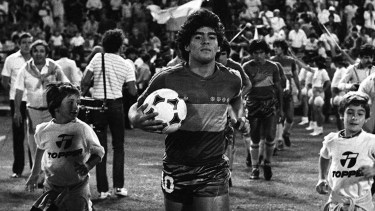 El 22 de febrero de 1981, hace cuatro décadas, Diego Armando Maradona, el mejor futbolista de todos los tiempos, comenzó su idilio con Boca cuando se puso por primera vez en forma oficial la camiseta que amó hasta el último de sus días en ocasión de un triunfo ante Talleres de Córdoba por 4-1 por el torneo Metropolitano, en el inicio de la conquista de su único título en la Argentina.
Foto: Archivo/Télam/VIC