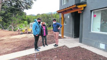 La mayoría de los adjudicatarios visitaron ayer las viviendas para conocer la distribución y las terminaciones. 
