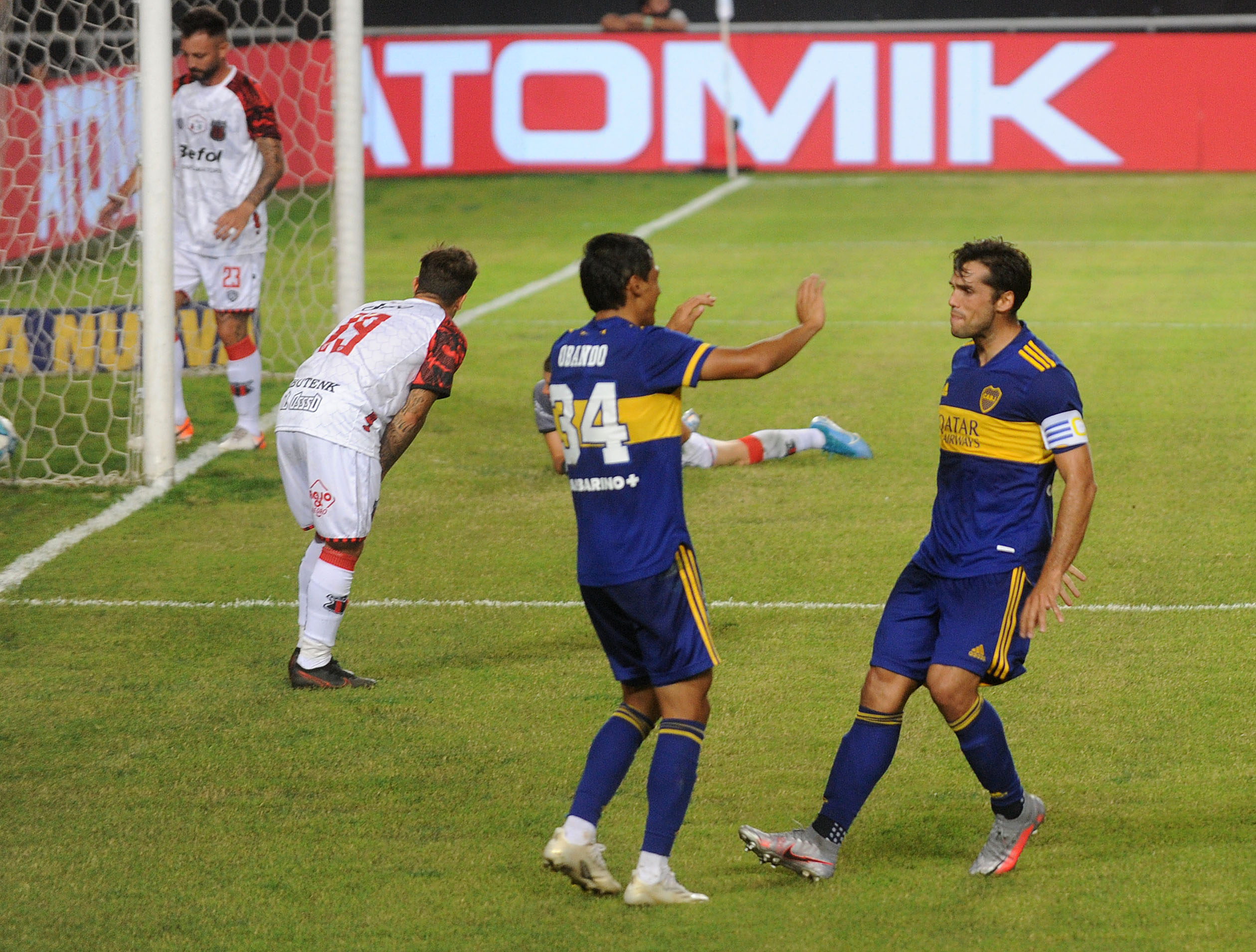 Emmanuel Mas festeja junto a Agustín Obando el segundo gol de Boca ante el Dragón.