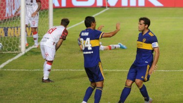 Emmanuel Mas festeja junto a Agustín Obando el segundo gol de Boca ante el Dragón.