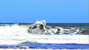 El Espigón, la playa de las olas más grandes, para surfear en Semana Santa