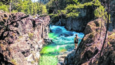 Recorrer los senderos y llegar al Cajón del Azúl, un buen plan.
