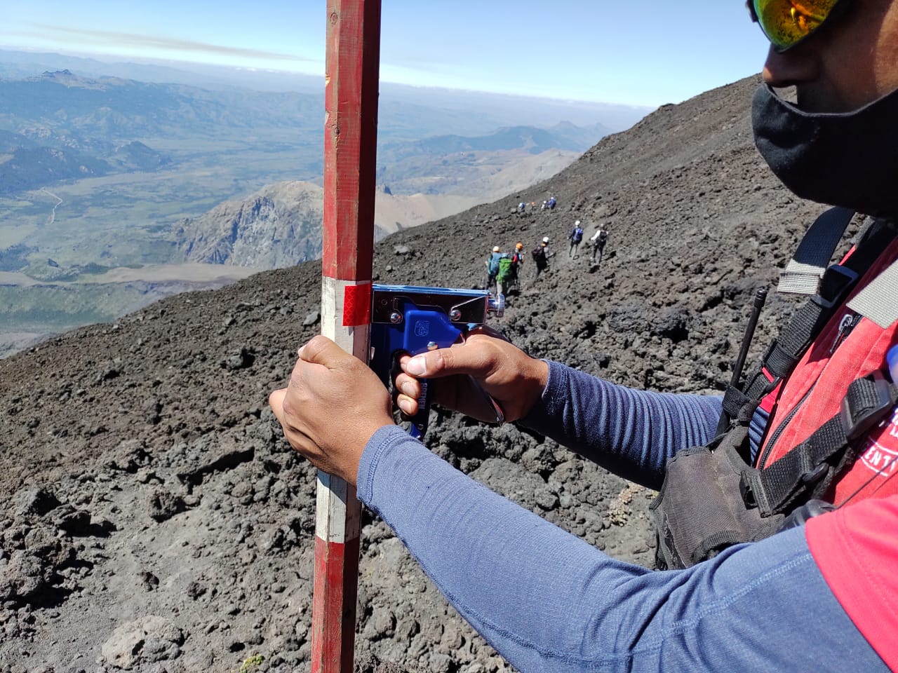 Las estacas reflectantes instaladas en la senda a la cumbre del volcán Lanín. Foto: PNL. 
