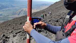Estacas reflectantes marcan la ruta de ascenso a la cumbre del Lanín