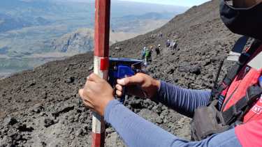 Las estacas reflectantes instaladas en la senda a la cumbre del volcán Lanín. Foto: PNL. 