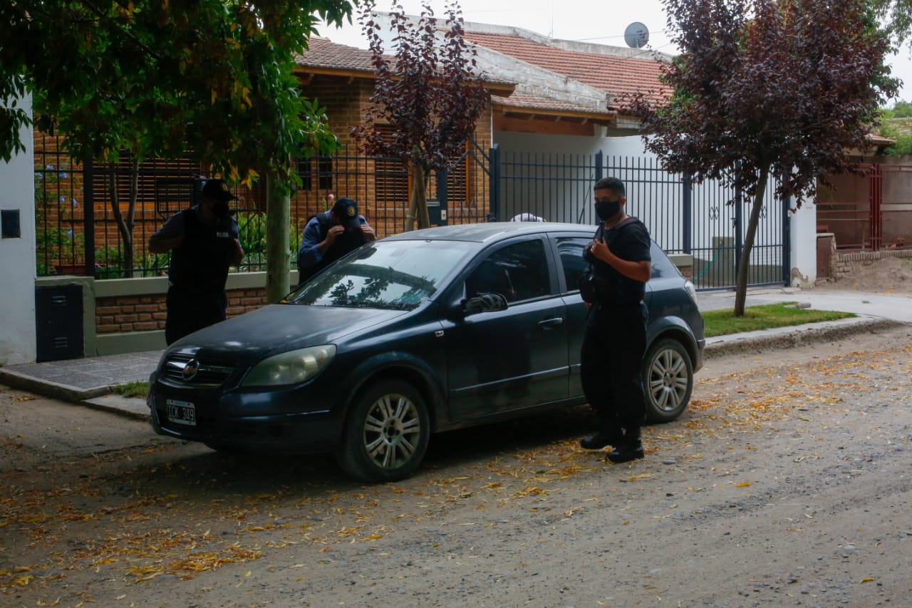 El auto de Videla hallado a metros de la casa donde vive el desaparecido. (Foto Juan Thomes)