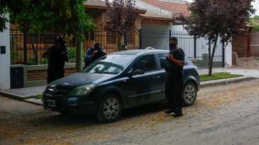 El auto de Videla hallado a metros de la casa donde vive el desaparecido. (Foto Juan Thomes)