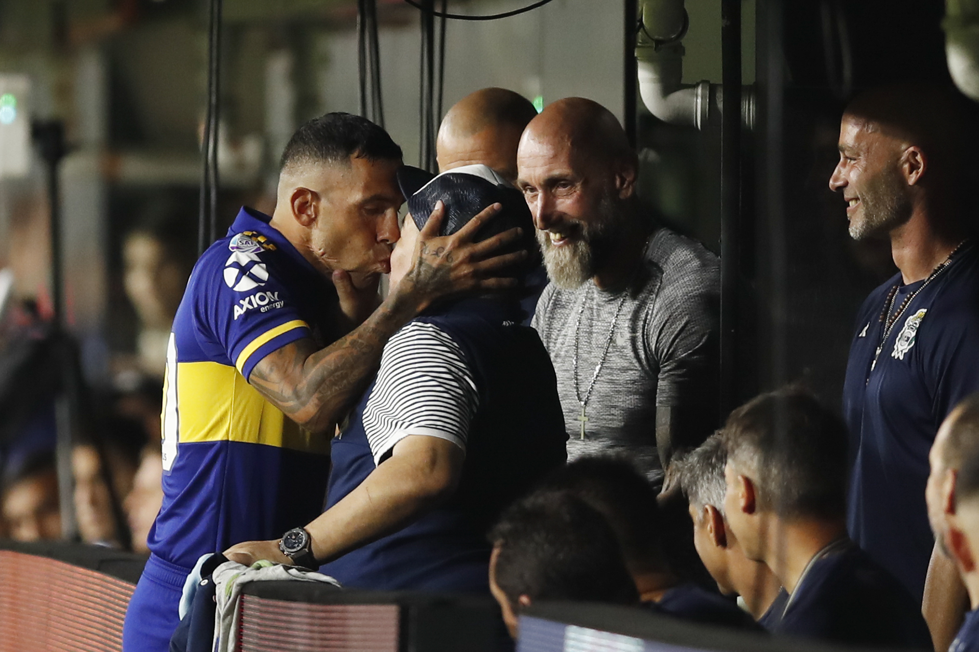 Carlitos y su ya histórico beso a Diego (Foto: AP)
