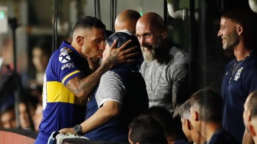 Carlitos y su ya histórico beso a Diego (Foto: AP)