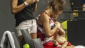 Una basquetbolista argentina amamantó a su bebé en un entretiempo y su imagen recorrió el mundo