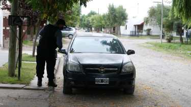 El auto de Videla fue hallado a metros de la casa donde vivía el empleado judicial desaparecido. (Foto Juan Thomes)
