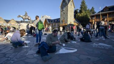 Hoy a las 10, se vuelven a repintar los pañuelos del Centro Cívico en conmemoración al Día de la Memoria por la Verdad y la Justicia. Archivo