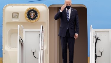 El presidente de los Estados Unidos protagonizó hoy un accidente mientras subía al avión.