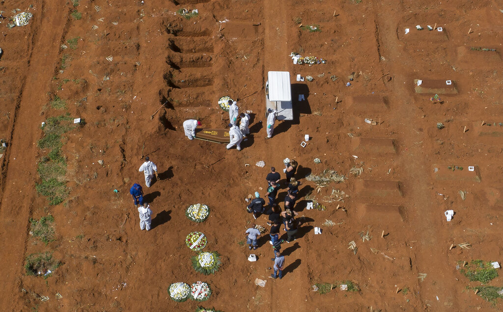 Desde el inicio de la pandemia el total de fallecidos en Brasil se elevó a 317.646. (Foto: AP)