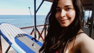 Agustina, la futura bióloga que hace fotos, surfea y se enamoró de Las Grutas