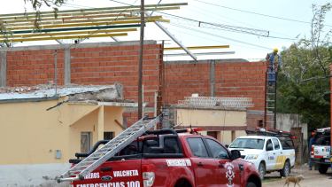Personal de Bomberos Voluntarios y de Edersa trabajaron en el lugar para retirar los hierros retorcidos de loas cables de luz. Foto: FMÚnica.