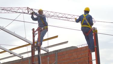 El fuerte viento derribó la antena de una radio en Valcheta