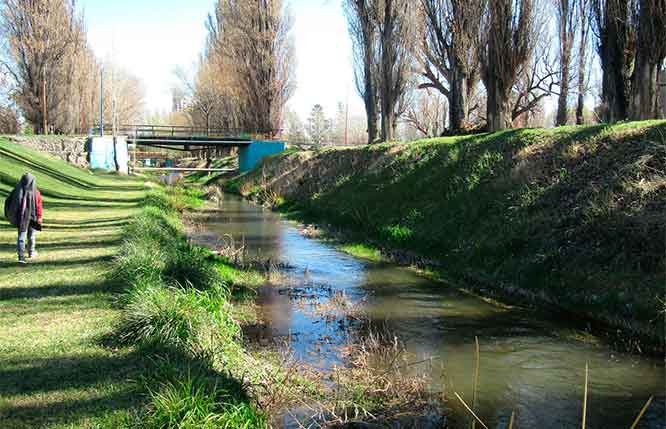 El arroyo Valcheta nace en la Meseta de Somuncura  y atraviesa la localidad del este de la Región Sur rionegrina. Foto: gentileza. 