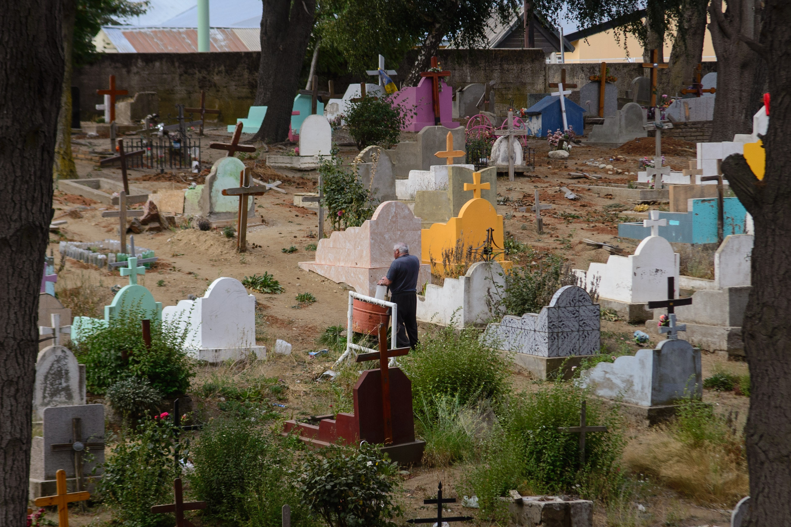Por el incremento de muertes a causa de la enfermedad que transmite el nuevo coronavirus, queda poco espacio en el cementerio municipal de Bariloche. (foto Marcelo Martínez)