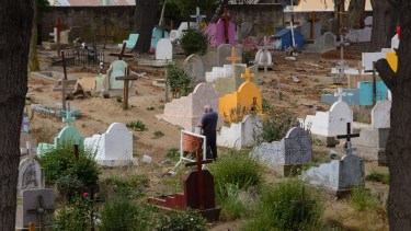 Por el incremento de muertes a causa de la enfermedad que transmite el nuevo coronavirus, queda poco espacio en el cementerio municipal de Bariloche. (foto Marcelo Martínez)