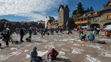 La repintada de pañuelos blancos en la plaza seca del Centro Cívico es una actividad tradicional en Bariloche cada 24 de Marzo. Archivo