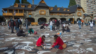En la plaza del Centro Cívico se pintan los pañuelos blancos que recuerdan a los desaparecidos de la última dictadura militar. Archivo