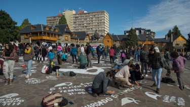 Por la mañana hubo repintada de pañuelos en el centro Cívico, a la tarde movilización de algunas organizaciones y partidos de izquierda. Foto: Marcelo Martínez