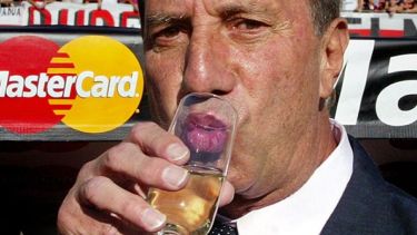 La broma llevó a Bilardo a declarar ante la Justicia, aunque después se comprobó que el vaso no tenía alcohol. Foto: archivo.-