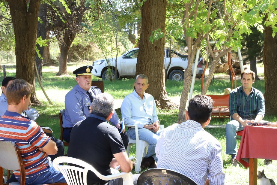 El ministro de Producción y el Jefe de la Policía rionegrina se reunieron con productores de Valle Azul. (Foto gentileza)