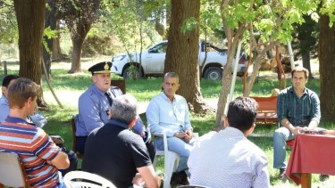 El ministro de Producción y el Jefe de la Policía rionegrina se reunieron con productores de Valle Azul. (Foto gentileza)