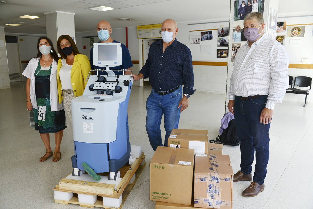 Carreras junto a Zgaib y Vaisberg entregó un separador celular al hospital Ramón Carrillo. Foto: Alfredo Leiva