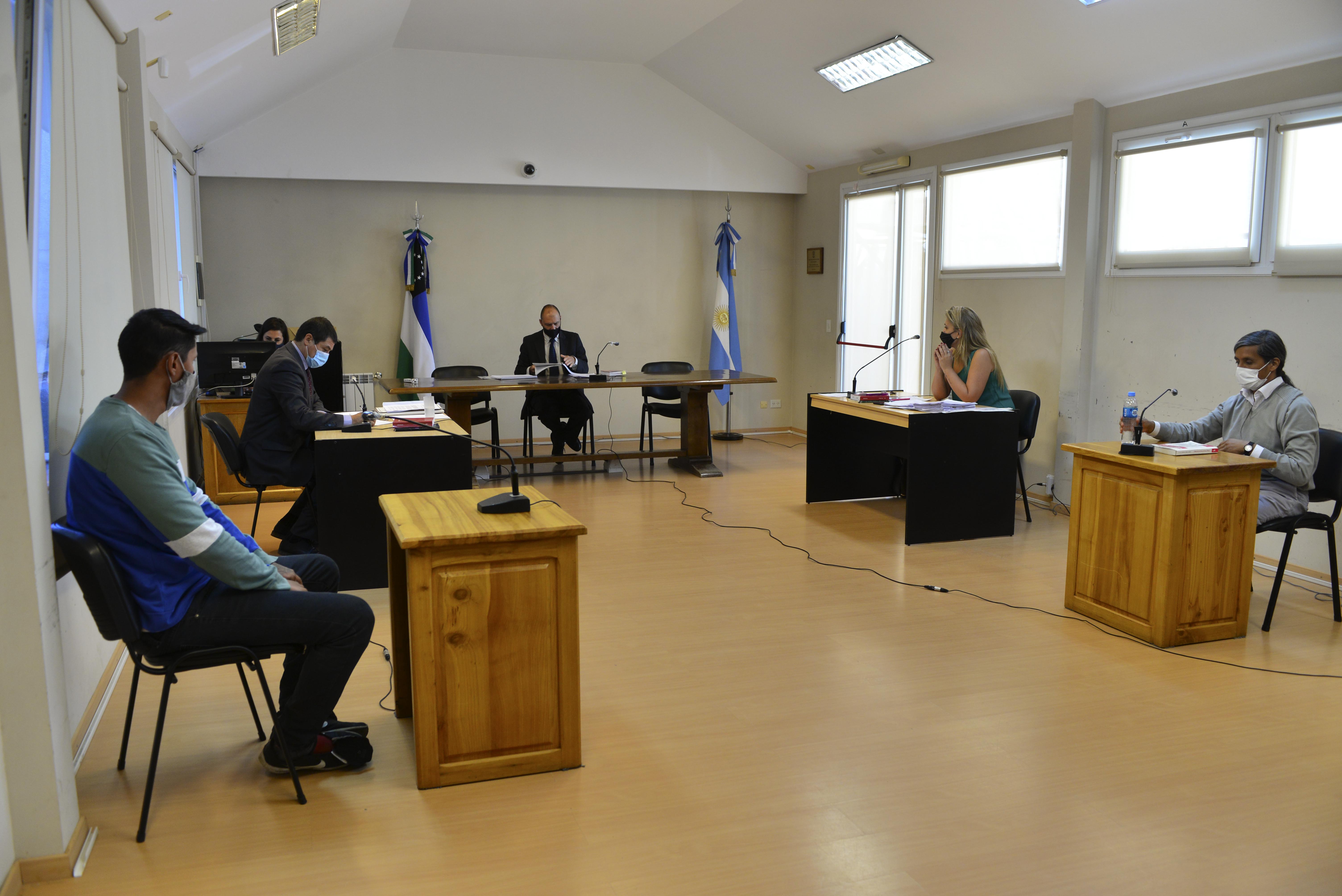 El imputado (a la izquierda) estuvo acompañado por el defensor oficial Nelson Vigueras, en la audiencia de formulación de cargos, que se hizo este lunes en Bariloche. (Foto Alfredo Leiva) 