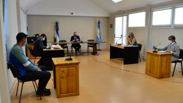 El imputado (a la izquierda) estuvo acompañado por el defensor oficial Nelson Vigueras, en la audiencia de formulación de cargos, que se hizo este lunes en Bariloche. (Foto Alfredo Leiva) 