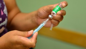 Por error, aplicaron una segunda dosis de vacuna incorrecta a una mujer en Bariloche