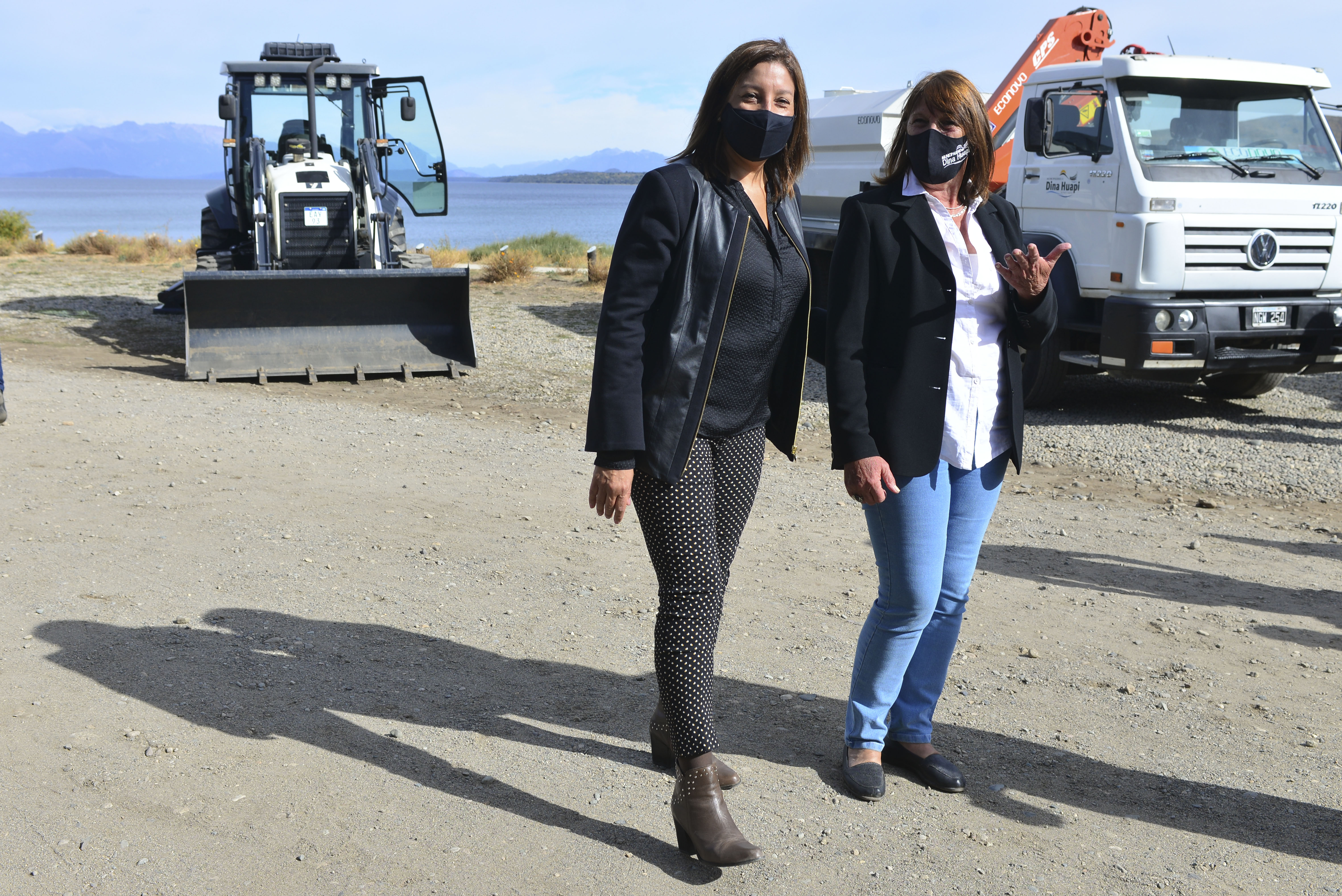 La gobernadora acompañó a la intendenta de Dina Huapi en la presentación de los tres vehículos nuevos para esa localidad. Foto: Chino Leiva