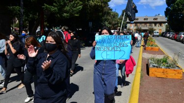 Los alumnos de escuelas secundarias de Bariloche no están en las aulas desde el 29 de abril, por las restricciones. Archivo