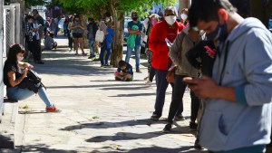 A un día del inicio de clases, padres esperan una vacante en Bariloche