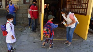 El regreso a las escuelas: alegría, muchas precauciones y algunas dudas
