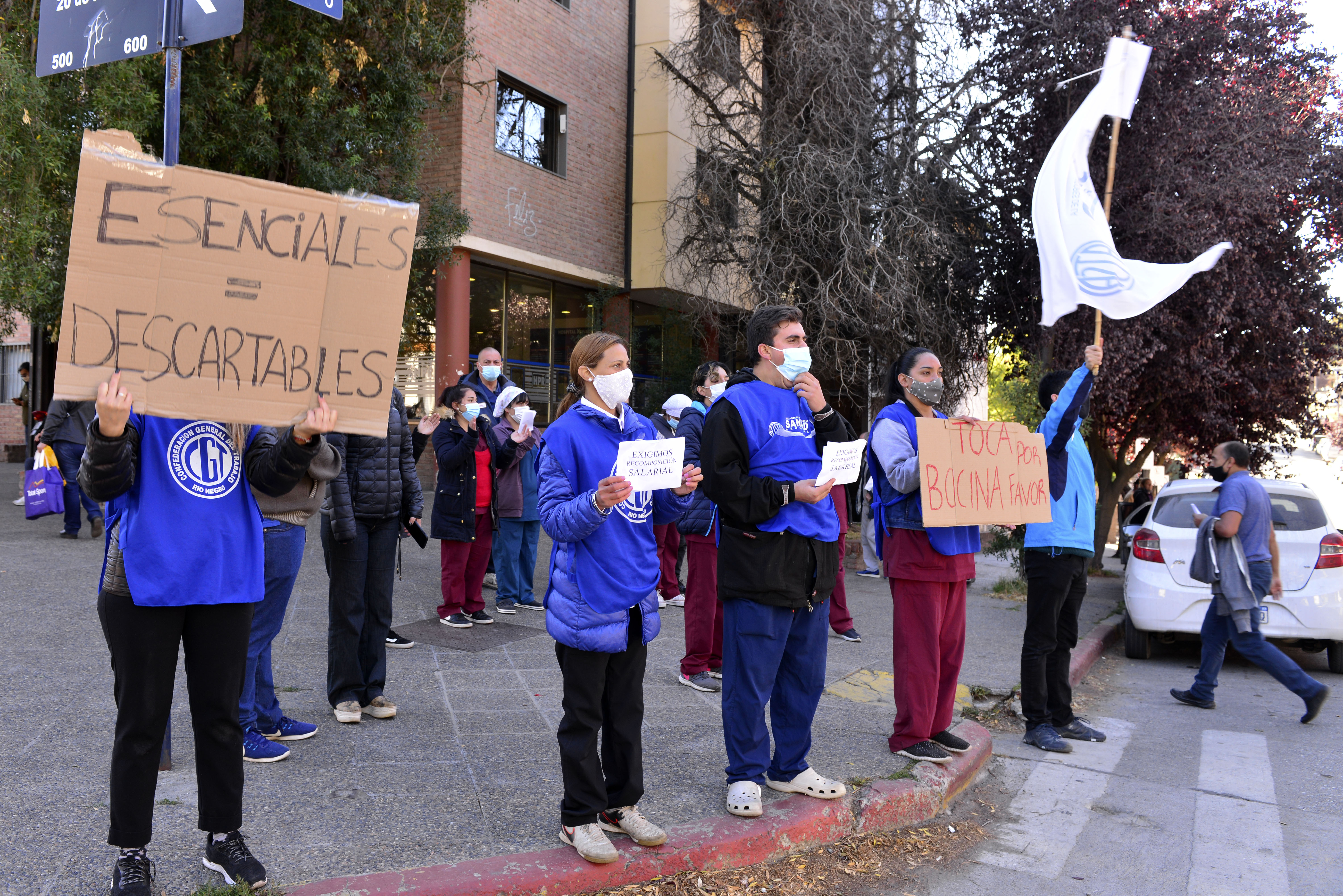 Los trabajadores de la sanidad se movilizaron frente al Hospital Privado Regional. Foto: Chino Leiva