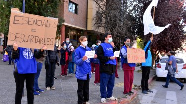 Los trabajadores de la sanidad se movilizaron frente al Hospital Privado Regional. Foto: Chino Leiva